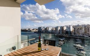 Splendid Seaside Retreat on Spinola Bay