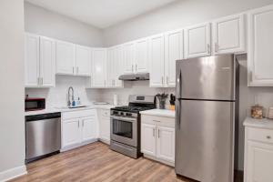 Stars on State in the Heart of Downtown Historic District