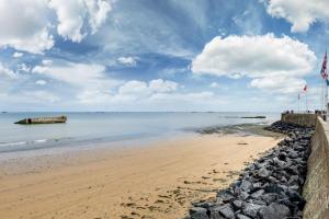 Appartements A l-est - Studio vue mer sur la digue : photos des chambres