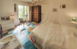 Appartements Awesome Apartment In Puissalicon With Wifi : photos des chambres