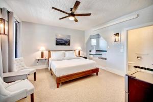 Deluxe King Suite room in Eagle’s Landing Lodge