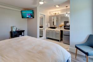King Suite room in Eagle’s Landing Lodge