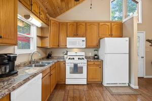 Hot Tub - Fire Pit - Pool Table - Pet Friendly - Good Times