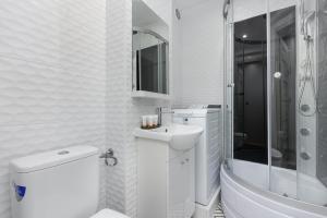 Cozy and Comfortable Wola Apartment by Noclegi Renters