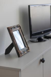 Cozy and Comfortable Wola Apartment by Noclegi Renters