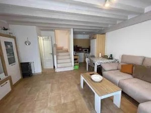 Casa en la montaña con piscina de temporada - El Avellanal