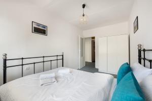 Rondo ONZ City View Apartment by BookingHost