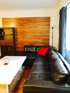 Stylish Montreal Apartment: Comfortable Stay in the Golden Square Mile