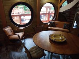 Maisons de vacances Luxueuse et tres insolite cabane perchee ! : photos des chambres