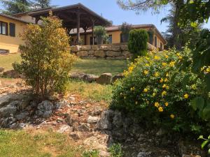 Sejours chez l'habitant Les tisons de burgy : Chambre Familiale avec Salle de Bains Commune