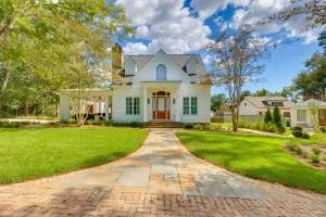 Luxe Fairhope Home with Covered Patio Walk to Bay - Спаниш-Форт