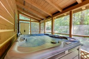Cabin with Hot Tub and Fishing Pond in Del Rio!