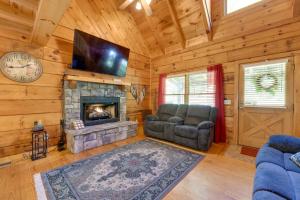 Cabin with Hot Tub and Fishing Pond in Del Rio!