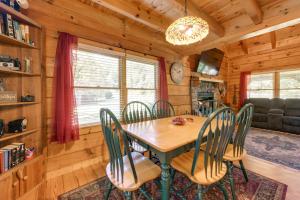 Cabin with Hot Tub and Fishing Pond in Del Rio!