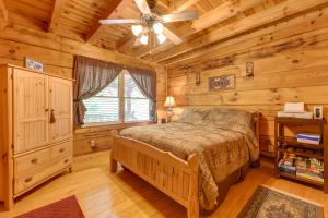 Cabin with Hot Tub and Fishing Pond in Del Rio!