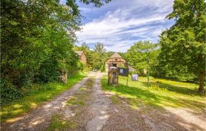 Maisons de vacances Amazing Home In Mirandol Bourgnounac With Outdoor Swimming Pool And 2 Bedrooms : photos des chambres