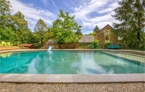 Maisons de vacances 2 Bedroom Nice Home In Mirandol Bourgnounac : photos des chambres