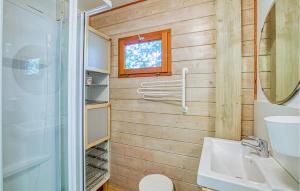Maisons de vacances 2 Bedroom Nice Home In Mirandol Bourgnounac : photos des chambres