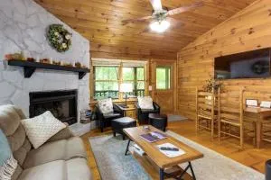 Charming Blue Ridge Cabin with Game Room and Hot Tub! - Lucius