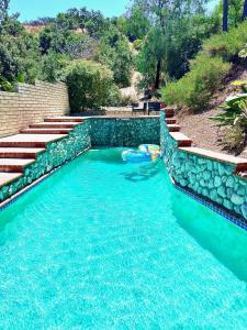 NEW Modern apt wpool & hot tub in nature