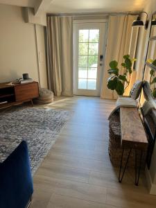 NEW Modern apt wpool & hot tub in nature