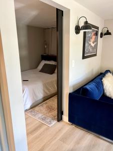 NEW Modern apt wpool & hot tub in nature