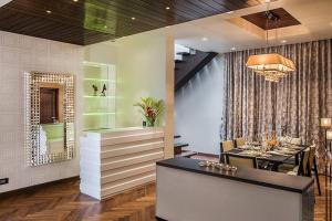 An extravagant Pushp villa overlooking the Ganges