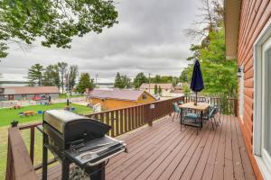 Charming Curtis House Large Deck with Lake View!
