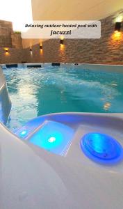 Luxurious apartment with heated pool jacuzzi