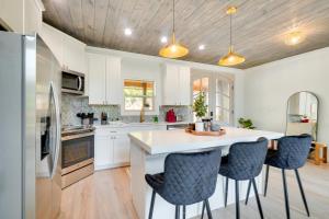 Luxe Sevierville Home with Deck Near Pigeon Forge!