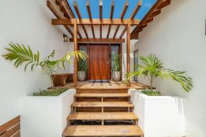 Conch Shell Cottage and The PoolClub at Mahogany Bay!