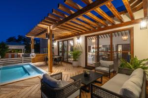 Conch Shell Cottage and The PoolClub at Mahogany Bay!