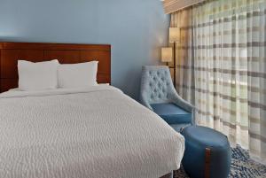 King Room with Sofa Bed and Roll-In Shower  - Disability Access/Non-Smoking room in Sonesta Select Spartanburg