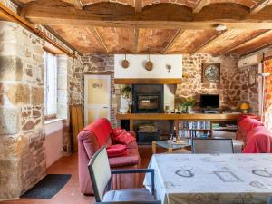 Maisons de vacances Stone country house in Rouy with private pool : photos des chambres