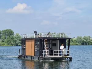 obrázek - Tiny Houseboat Luxery