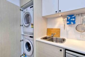 Beautiful, modern apartment seconds from beach