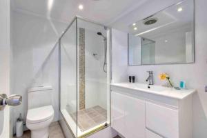 Beautiful, modern apartment seconds from beach