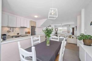 Beautiful, modern apartment seconds from beach