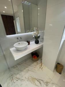 Home in Wirral - Peaceful Contemporary Gem.