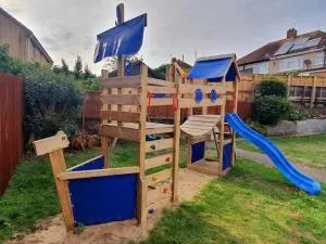 Fabulous family house next to the beach - Nottage