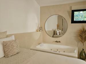Love hotels Le Clos des Delices - Love Room - Chambre avec spa, terrasse et parking privatif : photos des chambres