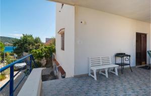 3 Bedroom Lovely Apartment In Sevid 