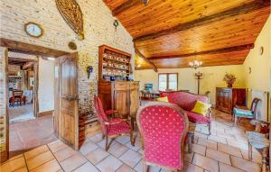 Maisons de vacances Stunning Home In St Pierre D'eyraud : photos des chambres