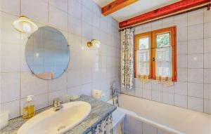 Maisons de vacances Stunning Home In St Pierre D'eyraud : Maison de Vacances 3 Chambres 