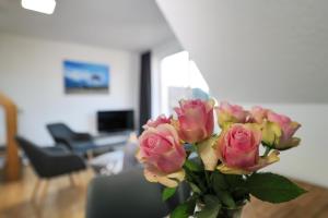 Ferienwohnung Meerfarbig Zingst - HAUSTIERFREI -Balkon - Glasfaser - Parkplatz - Fahrradschuppen - zentral&ruhig - E-Ladesäule - Waschtrockner - Nichtraucher