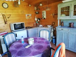 Chalets petit chalet dans verger et village Historique : Chalet 1 Chambre