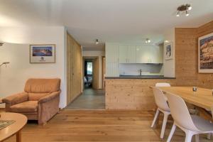 Monteilly C26 next to cable car