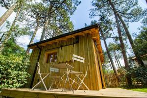 Cabane forêt proche plage avec piscine partagée