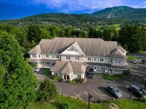 Splendid Mountain View Condo with Pool & BBQ- Ski, MTB, Cycling, Golf, Telework!