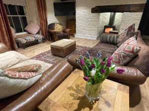 Large Historic Farmhouse in Rhondda Valley Perfect for Groups with Hot Tub
